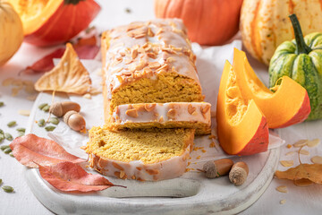 Aromatic pumpkin pound cake as the perfect dessert for autumn.