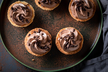 Delicious mini tartlets made of shavings and cream.