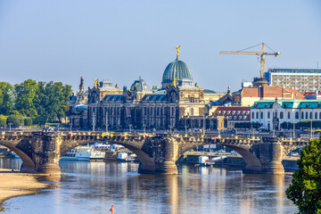 Blick auf die Dresdner Altstadt mit der Kunstakademie, auch bekannt als Brühlsche Terrasse oder...
