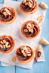Delicious mini tartlets made of peanuts and caramel.