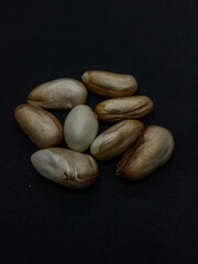 Obraz premium Jackfruit seeds on black background selective focus on subject