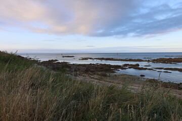 Le littoral le long de la mer Manche, village de Barfleur, département de la Manche, France