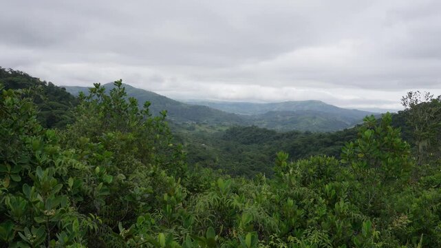 Paisaje de monta&ntilde;as en el bosque tropical cubiertas de nubes en un d&iacute;a de invierno con vista al valle