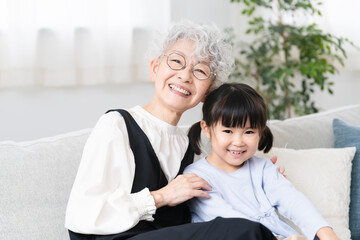 女の子とおばあさんのツーショット　ファミリーイメージ