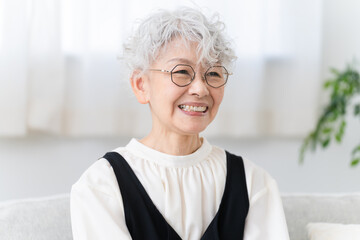 ソファーに座るシニア女性