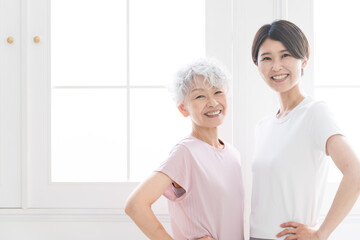 ヨガをする若い女性とシニア女性　健康イメージ