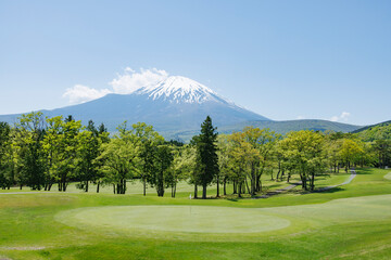 新緑の芝生が綺麗なゴルフ場
