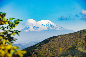 富士山と風に流れる白い雲