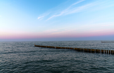 Obraz premium Pastel Sky Over the Baltic at Sunset in Kolobrzeg