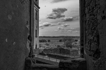 Obraz premium Ruiny rezydencji pałacowej Krzyżtopór, pozostałości rezydencji magnackiej z XVII wieku, Polska.