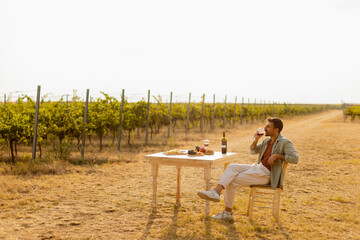 Fototapeta premium Relaxing afternoon in a vineyard with wine and fresh produce under the warm sun