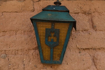 Farolillo de pared de adobe que ilumina