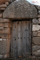 Puerta de madera antigua de entrada a bodega