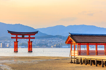 夕刻の夏の嚴島神社　満潮時　広島県廿日市市　Itsukushima Shrine in the evening...