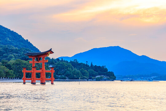 夕刻の夏の嚴島神社　満潮時　広島県廿日市市　Itsukushima Shrine in the evening in summer. At high tide. Hiroshima Pref, Hatsukaichi City.