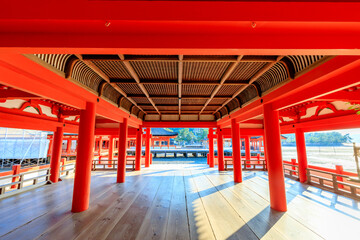 夏の嚴島神社　干潮時　広島県廿日市市　Itsukushima Shrine in summer. At low tide....