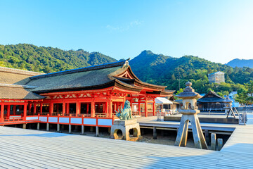 夏の嚴島神社　干潮時　広島県廿日市市　Itsukushima Shrine in summer. At low tide....