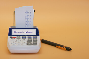 Rechenmaschine freigestellt auf neutralem Hintergrund