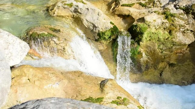 Kleiner Wasserfall mit kristallklarem k&uuml;hlen Wasser