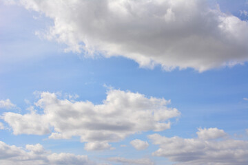 Obraz premium a background with blue sky with clouds and sunlight 