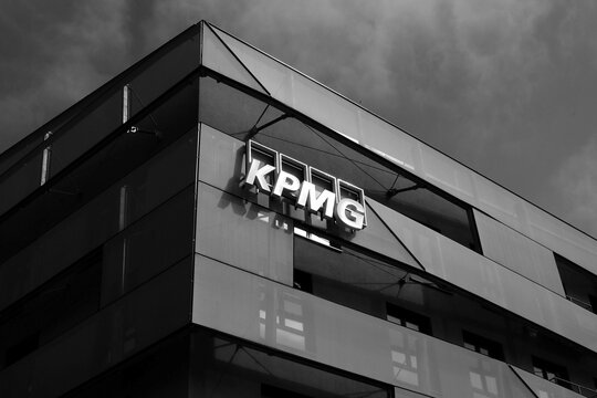 Moderne Architektur und Fassade der KPMG Wirtschaftspr&uuml;fungsgesellschaft AG bei Sonnenschein am 08.09.2024 Am Lenkwerk 1 in Bielefeld in Ostwestfalen-Lippe, fotografiert in klassischem Schwarzwei&szlig;	