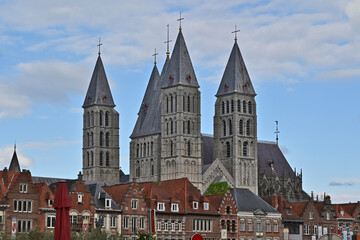 Fototapeta premium Tournai, La Cattedrale di Notre-Dame e le antiche case del centro storico, Fiandre - Belgio 