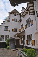 Tournai, antica fattoria nella campagna belga con bestiame e mucche al pascolo al tramonto, Fiandre - Belgio	