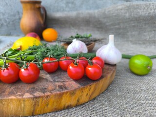 Ripe cherry tomatoes on a chopping board. high-quality photo