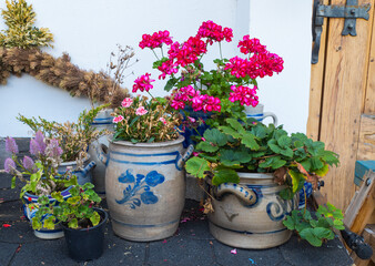 Upcycling Blumen in Vintagetöpfen