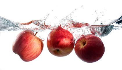 Frische Äpfel und Apfelspalten im klaren Wasser: Lebendige rote und grüne Sorten, ideal für gesunde Snacks und kreative Rezepte