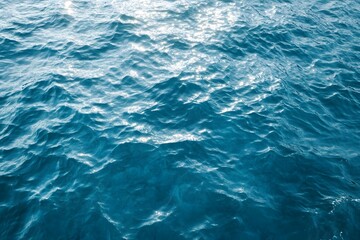 Fototapeta premium Ruhige und klare Wasseroberfläche unter blauem Himmel – Friedliche Meereslandschaft