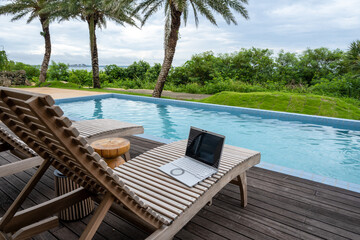 プールサイドでのテレワーク またはワーケーション　Teleworking by the pool