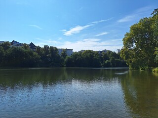 Panorama des Lietzensee, Berlin Charlottenburg Wilmersdorf: Ein Stück Natur in der Stadt, ein ruhiger See in einem schönen Park, beliebter Ort für Freizeit und Ausflüge im Sommer und Frühling