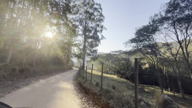 Dirigindo  nas estradas de terra da Serra da Mantiqueira.
