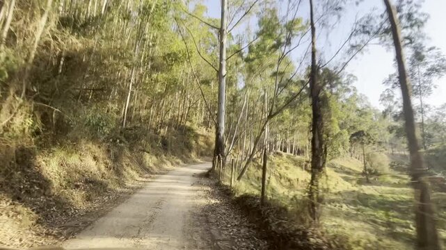 Dirigindo  nas estradas de terra da Serra da Mantiqueira.