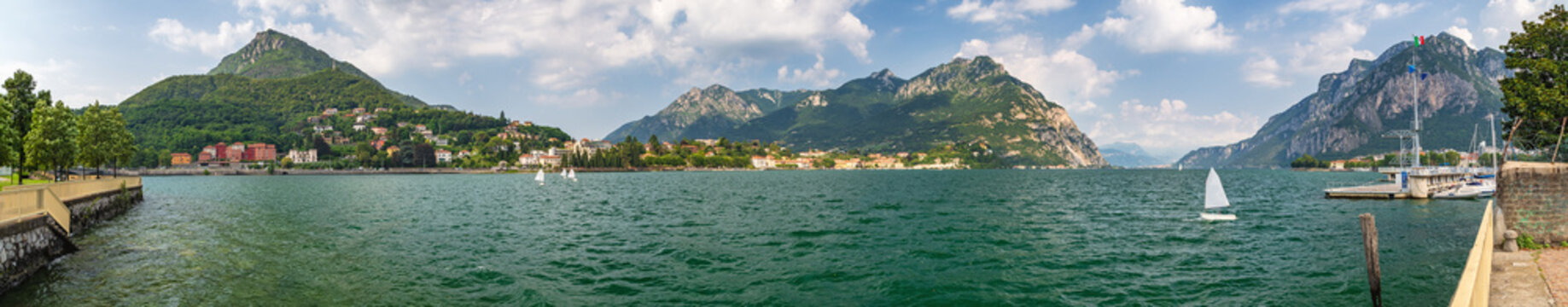 Blick auf den Comer See an der Promenade von Lecco, Lombardei, Italien