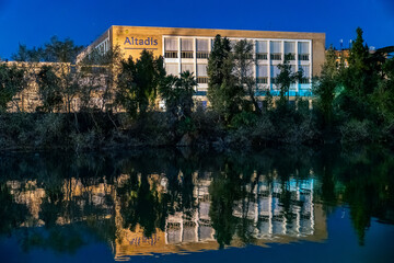 Obraz premium Seville, Spain, Jan 12 2017, Old Tobacco Factory Reflected in Guadalquivir River at Night
