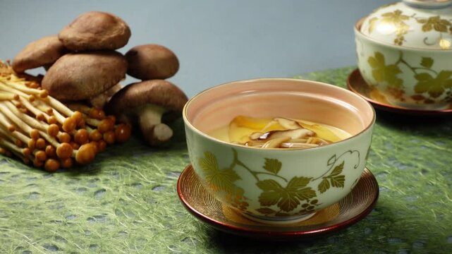 卓上の茶碗蒸しにきのこの餡かけをかけるシーン（120fps）