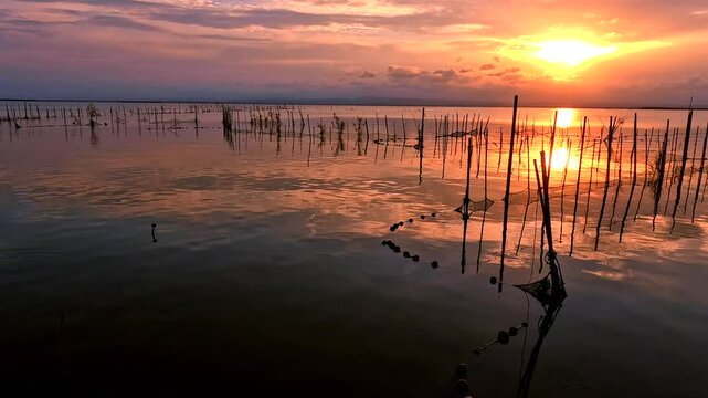Hermoso atardecer infinito en albufera