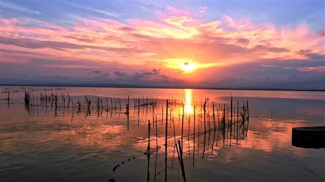 Hermoso atardecer infinito en albufera