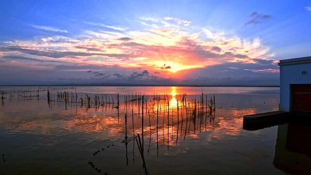 Hermoso atardecer infinito en albufera