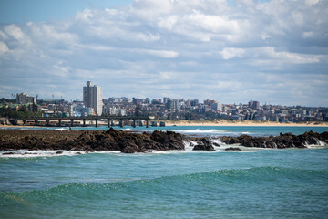 Obraz premium Landscape shot of coasline with pier