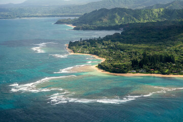 Naklejka premium Na Pali coastline and beach by ocean in Kauai, Hawaii