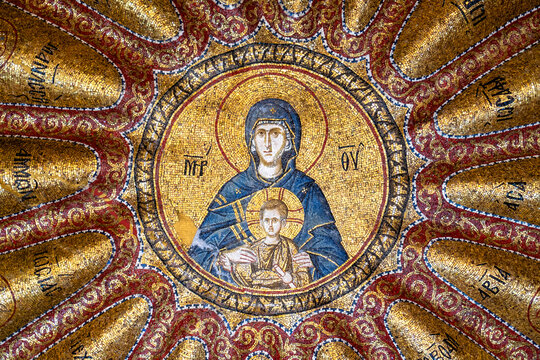 T&uuml;rkiye. Istanbul. A partially restored ancient Byzantine mosaic depicting the virgin Mary and the baby Jesus adorns the walls of Saint-Sauveur-in-Chora (Kariye Museum)