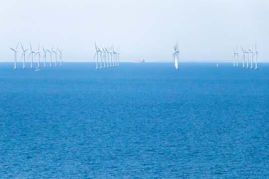 Pale eoliche sul mare