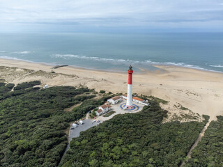 Vue aérienne du Phare de La Coubre et de son environnement (bâtiments, plage, dune et océan).
