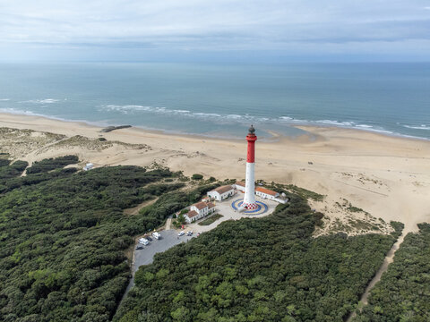 Vue a&eacute;rienne du Phare de La Coubre et de son environnement (b&acirc;timents, plage, dune et oc&eacute;an).