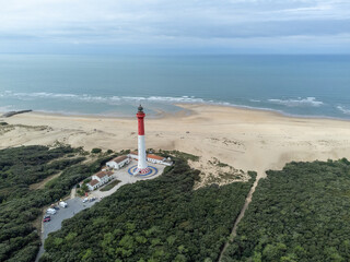 Vue aérienne du Phare de La Coubre et de son environnement (bâtiments, plage, dune et océan).