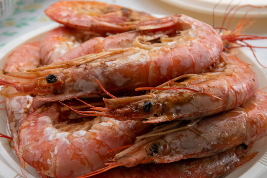 a plate of grilled shrimp with salt