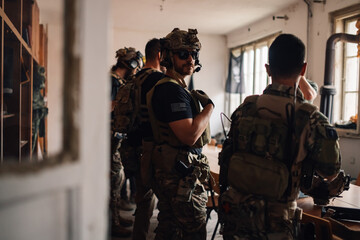 Obraz premium Group of airsoft players and teammates in uniforms working on strategy